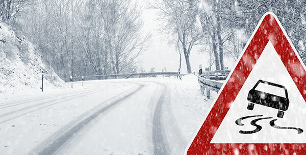 route enneigée nécessitant l'usage de pneu hiver