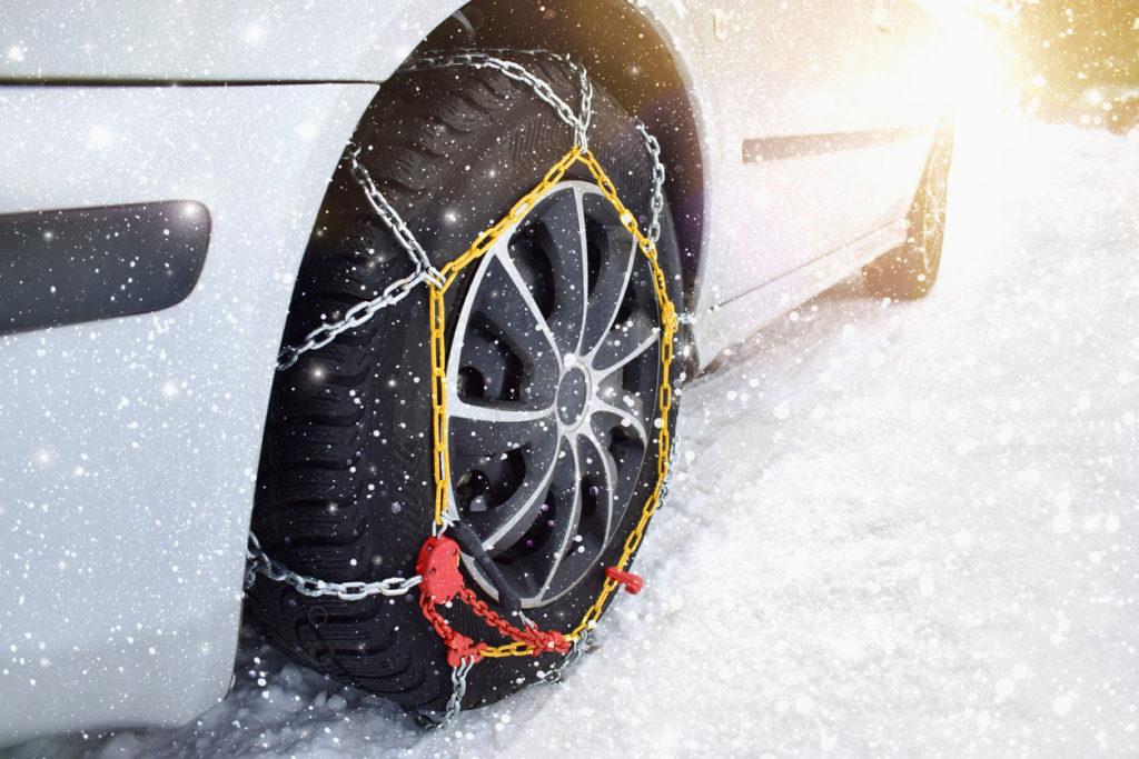 Chaussettes de pneus ou chaînes de neige : lesquelles choisir