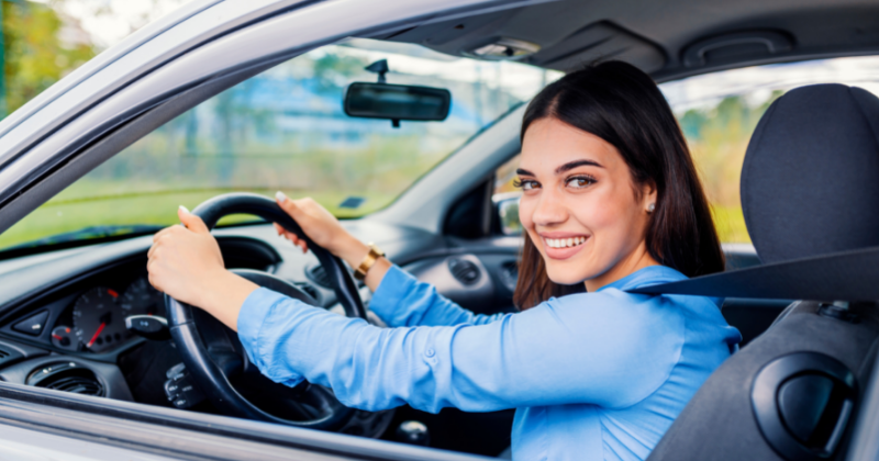 étudiante conduisant une voiture