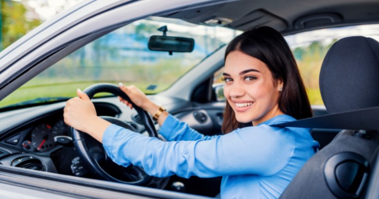 étudiante conduisant une voiture
