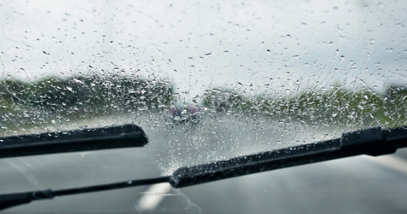 Pare-brise sous la pluie balayé par les essuie-glaces