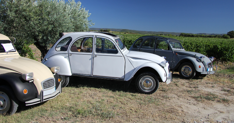 Citroen 2CV, vieilles voitures à la campagne