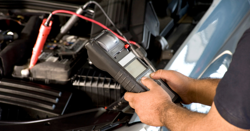 Test de charge de batterie par un technicien