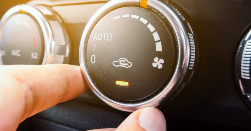 Bouton de chauffage voiture et climatisation sur le tableau de bord