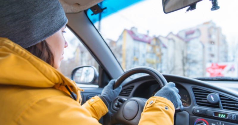 Conducteur de voiture en hiver