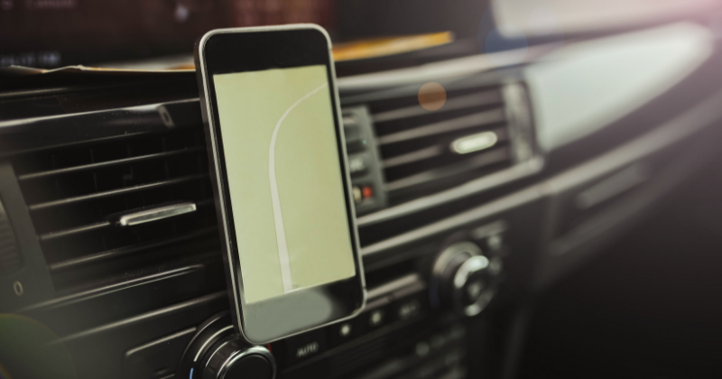 Smartphone fixé sur le tableau de bord d'une voiture