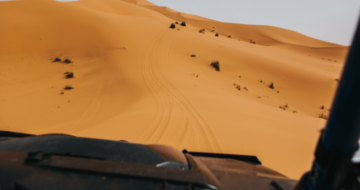 Vue sur le désert depuis une voiture