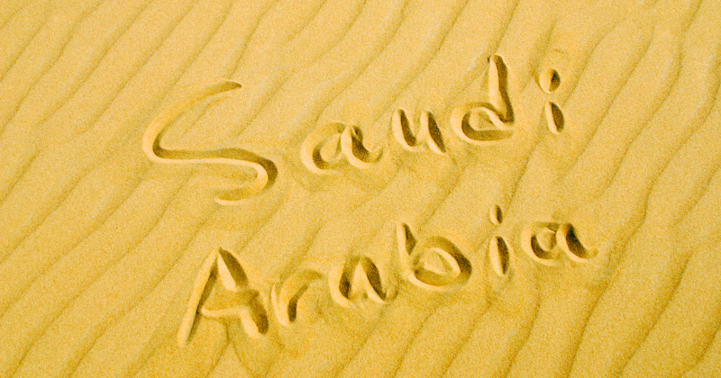 Inscription "Saudi Arabia" dans le sable du désert