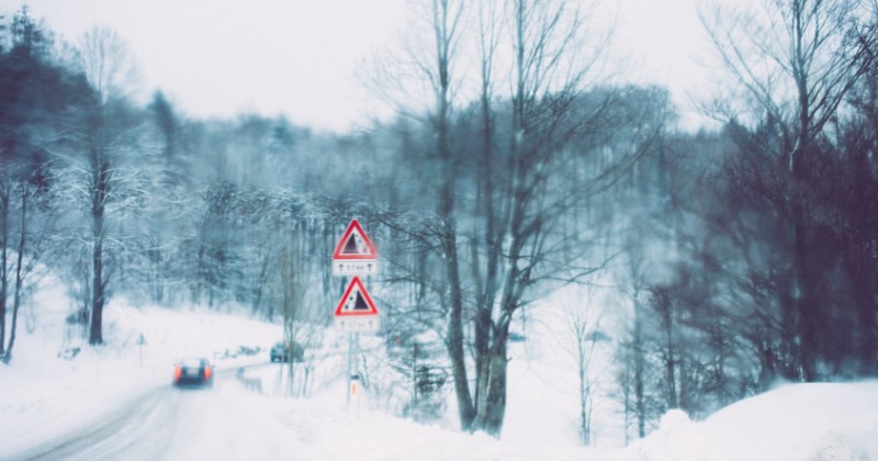 voiture sur une route de montagne enneigée dangereuse