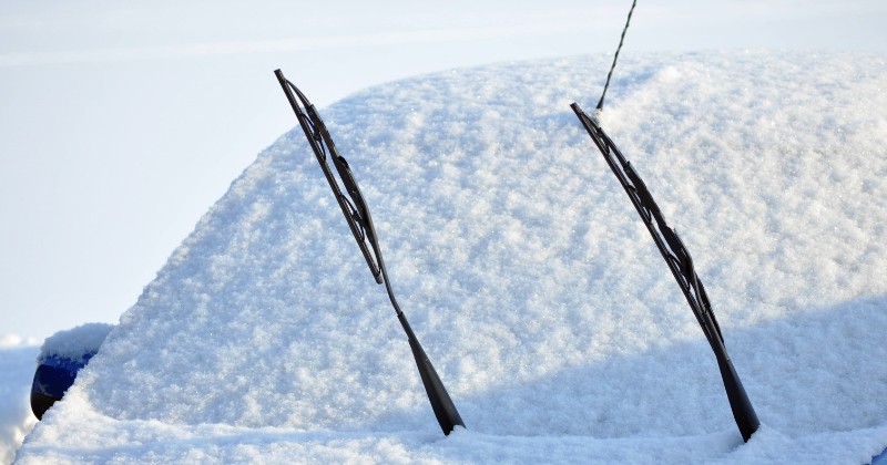 Voiture recouverte de neige qui ne laisse apparaître que ses essuie-glace