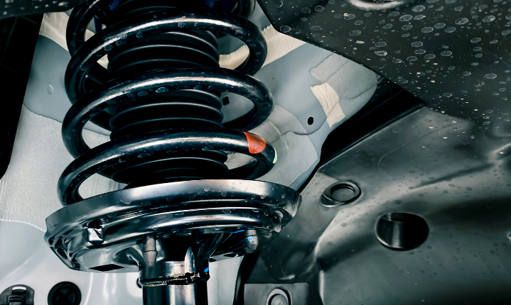 gros plan sur un amortisseur de voiture