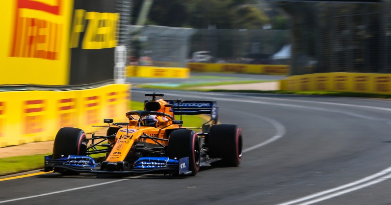 Photo du Grand Prix d'Australie de 2019. Gris plan sur une voiture F1 en pleine course. 