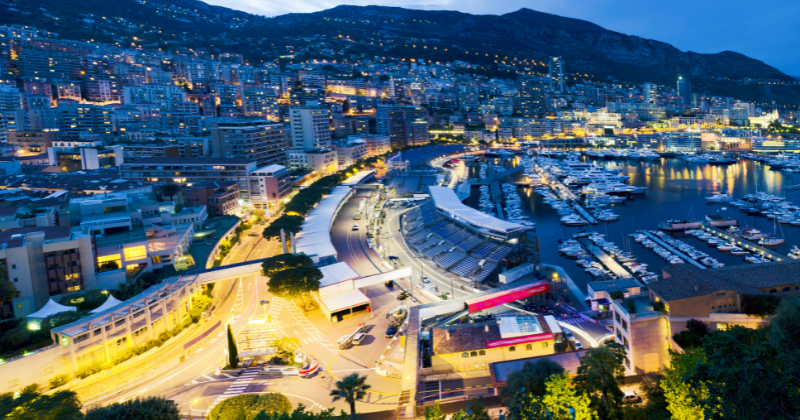Vue nocturne du port de Monaco, avec les tribunes du Grand Prix
