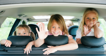 Enfants sur la banquette arrière faisant signe