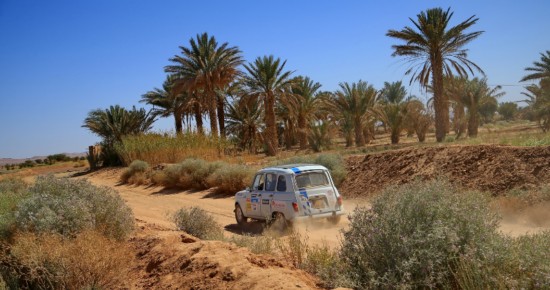4L traversant une oasis dans le désert marocain
