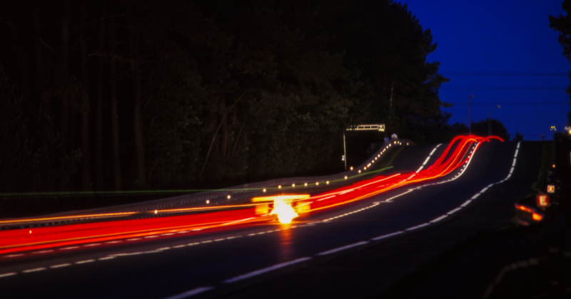 Ligne droite des 24h du Mans, vue de nuit avec les phares de voitures de course