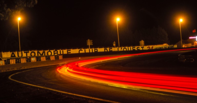 Virage du circuit des 24h du Mans, de nuit