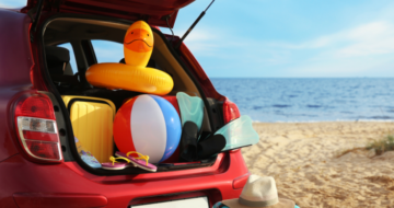 Voiture devant la plage, avec le coffre ouvert