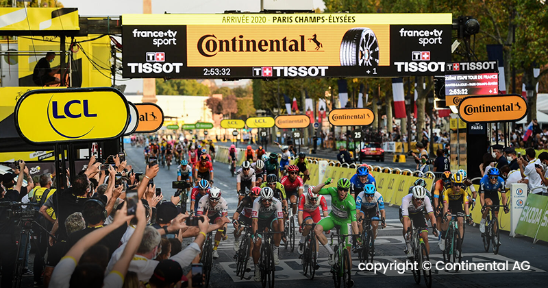 Arrivée d'étape du Tour de France sur les Champs Élysée, sous l'arche Continental