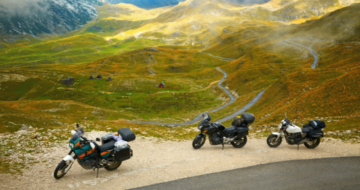 Motos sur le bord de la route dans un col de montagne