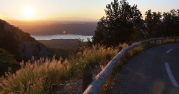 Vue automnale sur les Gorges du Verdon au coucher du soleil