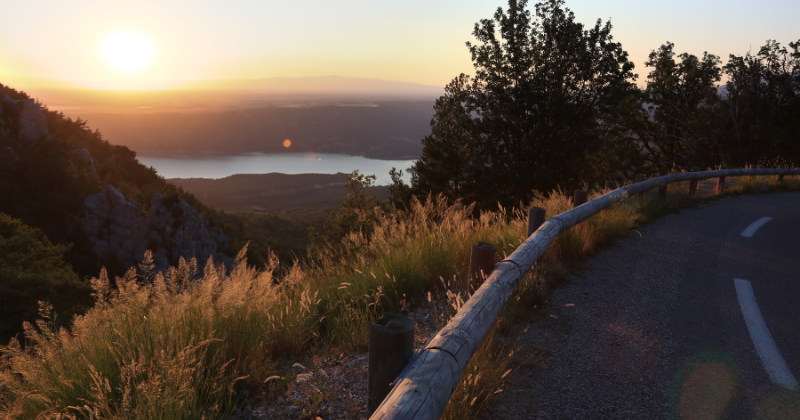 Vue automnale sur les Gorges du Verdon au coucher du soleil