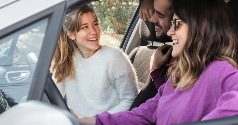 Jeune conducteur avec ses amis dans sa voiture