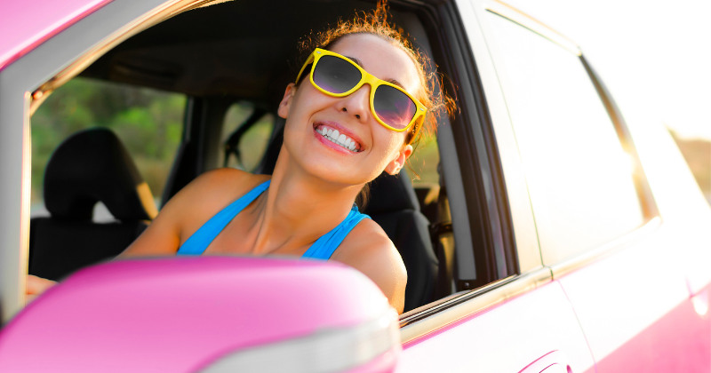 Jeune conductrice au volant de sa voiture 