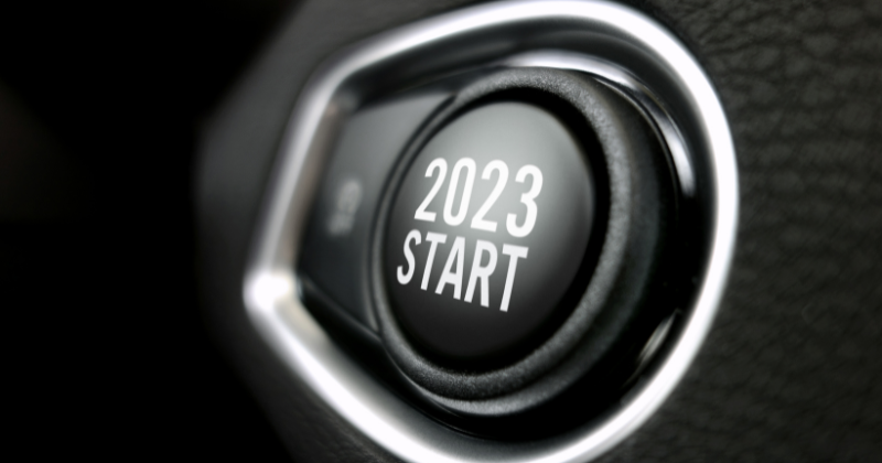 Bouton de démarrage auto avec mention "2023 start"