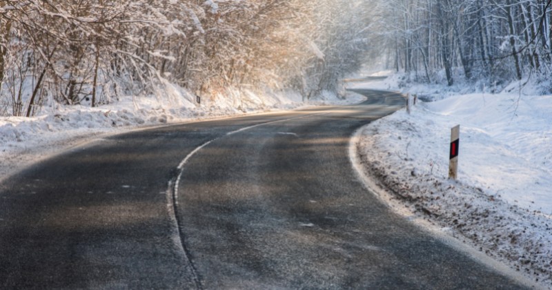 Sur la route des vacances d'hiver... verglas et neige