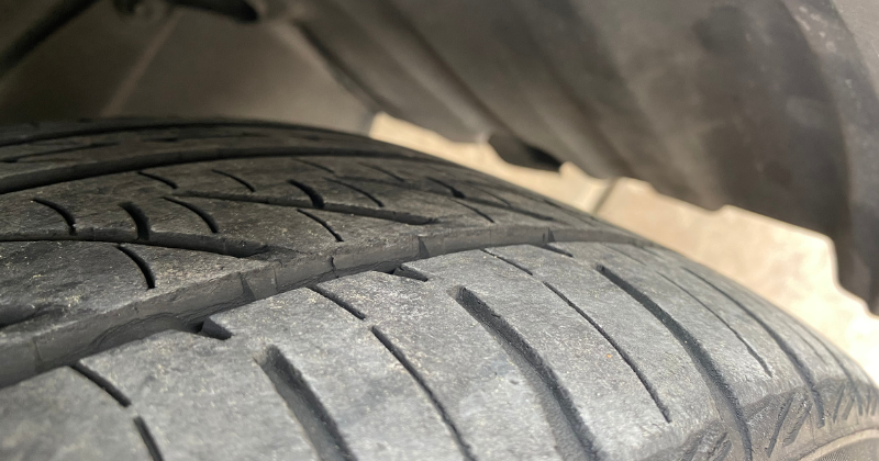 Gros plan sur un pneu qui présente les premiers signes d'usure.