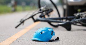 sécurité routière : casque et vélo renversés sur la route