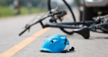 sécurité routière : casque et vélo renversés sur la route