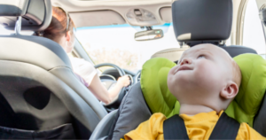 Bébé installé à l'arrière dans son siège auto