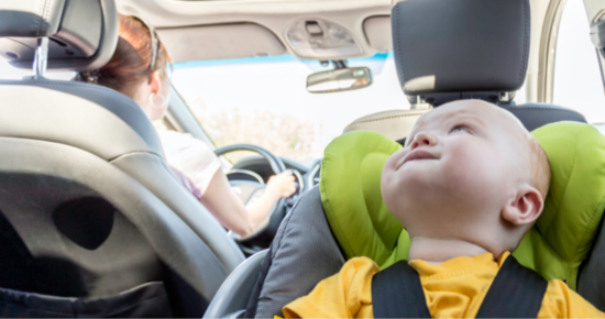 Bébé installé à l'arrière dans son siège auto
