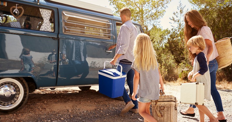 Départ pour des vacances en famille en van aménagé.