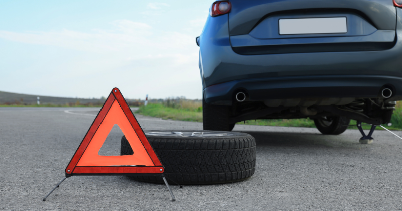 voiture arrêtée sur le bas-côté, avec triangle de signalisation