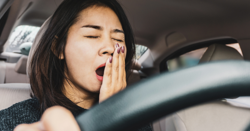 Conductrice qui bâille au volant