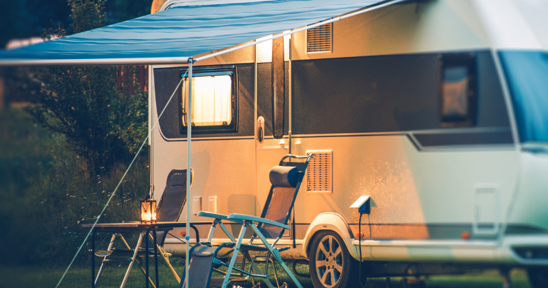 Caravane avec auvent, installée pour le camping