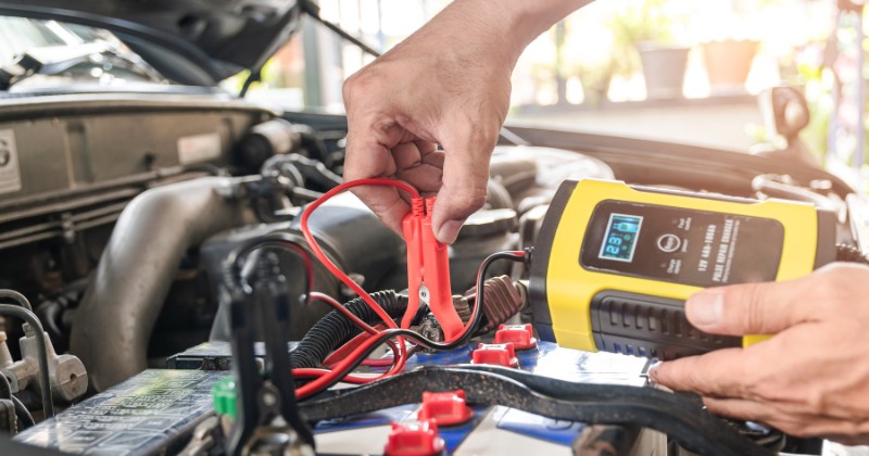 Gros plan sur un voltmètre mesurant le niveau de charge d'une batterie auto