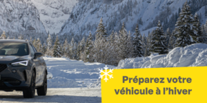 Voiture sur route enneigée hiver
