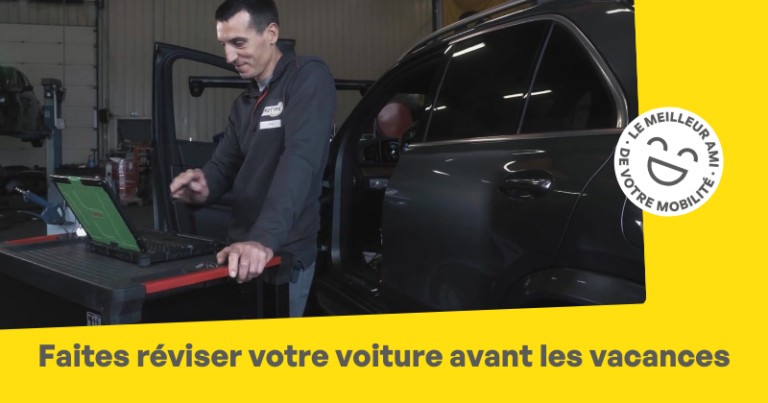 Garagiste faisant un entretien auto