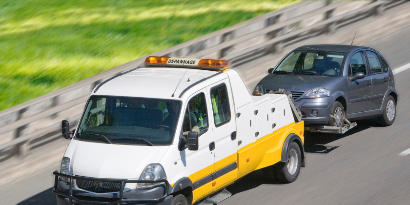 Crevaison sur autoroute, voiture remorquée par le camion de dépannage