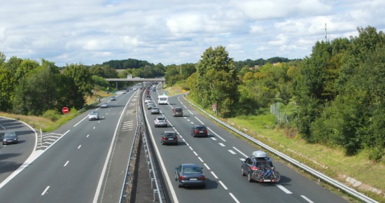 Péage autoroute, flux libre, bornes de recharge : 3 choses à connaître pour bien rouler cet été