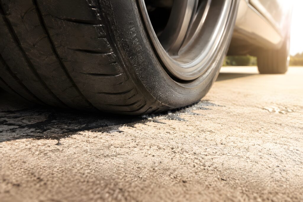 Pneus sur la rute réactions sous de fortes chaleurs
