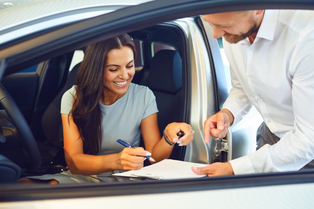 Personne entrain d'acheter une voiture avec le vendeur